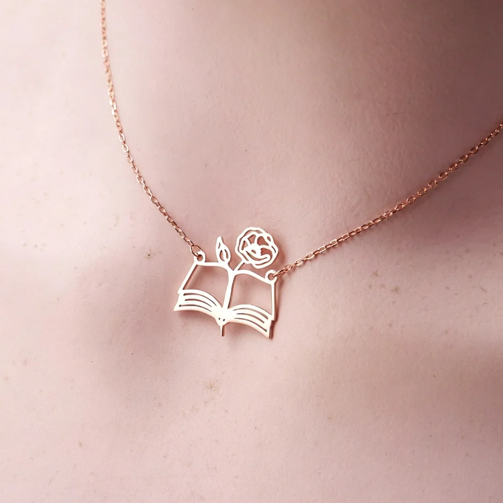 Custom Birth‑Flower Open Book  - Birth Flower Necklace recension och pris