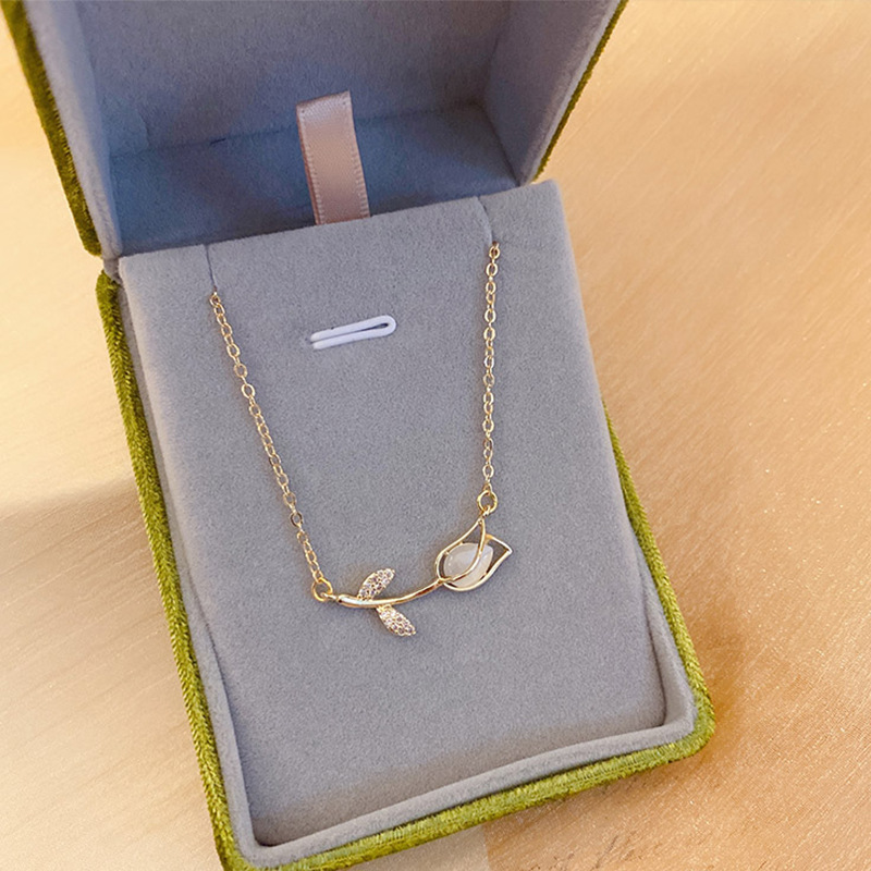 Stainless Steel Rose Tulip Cry - Birth Flower Necklace recension och pris
